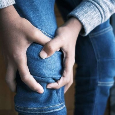 holding-kness-arthritis