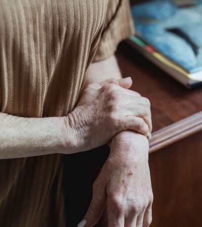 holding-wrists-arthritis